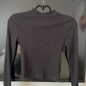 Svart långärmad  - Svart tight, långärmad tröja från H&M, storlek xs, Frakt tillkommer 🙌 Paketpris är möjligt. Kolla in andra kläder i profilen så fixar vi en super deal 🥰