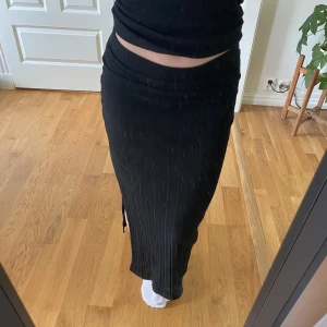Långkjol med slits - Fin ribbad långkjol från NA-KD med en slits på ena sidan. Väldigt skönt och stretchigt  material!🩷Bra skick.