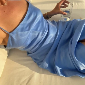 Dream Dress Midi Sky - Säljer min superfina midiklänning från djerf avenue. Den har bara kommit till användning ett fåtal gånger och därför förtjänar den en ny ägare! Storlek small💕lånade bilder från hemsidan, men kan skicka egna bilder vid efterfrågan! nypris: 1599 kr.