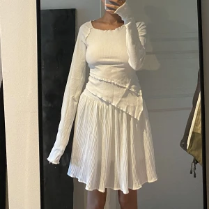 Vit långärmad - Helt ny. Lappar kvar. Kollektion från nakd X Angelica blick. Öppen i ryggen och fin detalj på framsidan. Storlek S. 