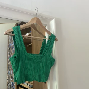 Linne  - Grönt linne från HM! Passar så så bra till jeans eller en vit kjol! Har knappt använt den då jag tycker den är för kort för mig. Linnet är i storlek M och priset kan diskuteras! 