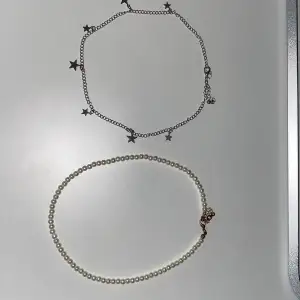 Säljer två st. halsband från Shein och tre st. armband från Gina🫶🏻 Pärlhalsbandet är använt bara några få gånger och resten är aldrig använt🤍