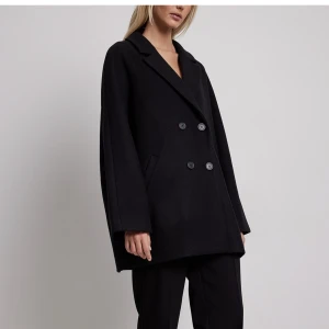 Kappa Moa Mattsson  - Säljer svarta kappan från nakd Moa Mattsons kollektion i storlek 36. Använd men i fint skick🌸Helt slutsåld 