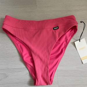 Brun och rosa bikini underdel från stronger, kan köpas separat 