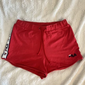 Fila shorts - Mjukisshorts från Fila❤️man ser att dom är använda, men dom är fortfarande i ett fint skick!