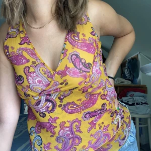 Topp - Topp köpt i Barcelona som inte kmr till användning💛