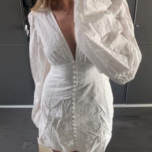 Säljer denna fina klänningen från Adoore i strl 40, ALDRIG ANVÄND, lappen kvar 💓💓🌸(den som används på bilderna är samma klänning fast i strl 38)