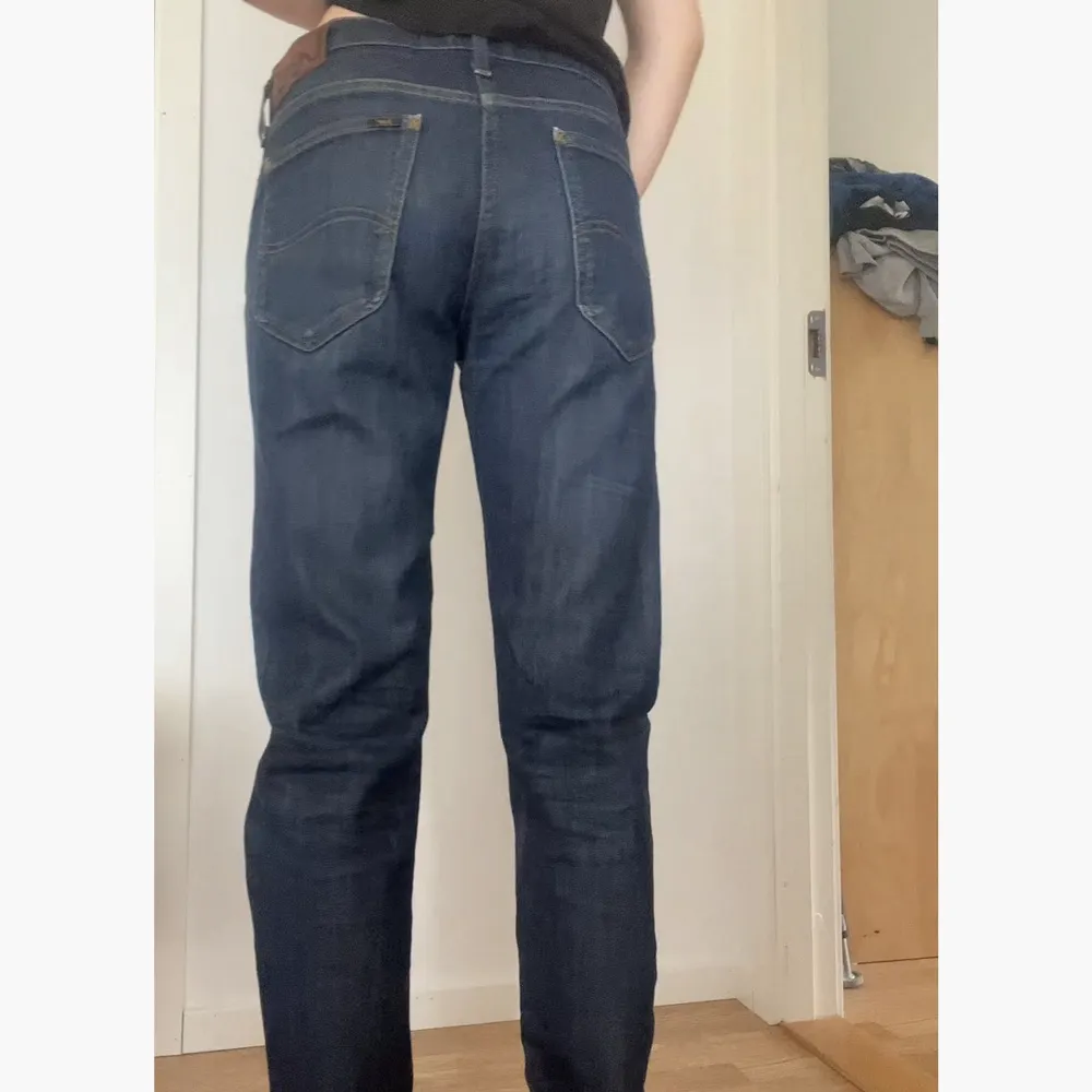 Jättefina långa Lågmidjade jeans från Lee, jag är 173cm💙. Jeans & Byxor.