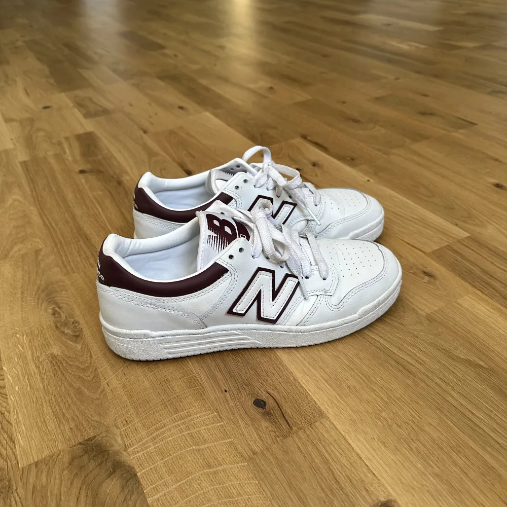 Supertjusiga sneakers från New Balance i storlek 39,5 (men små! Passar upp till 39 skulle jag säga).  Använda Max 3 gånger, insett att de är lite för stora för mig tyvärr!  Nypris 1100  Jag står för frakten! . Skor.