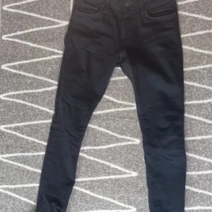 Svarta Jack and Jones jeans - Säljer mina svarta Jack and Jones jeans för att dom inte passar mig längre, varit skinny men klippte upp dom lite längst ner så det blev en slits, så dom är fina. 