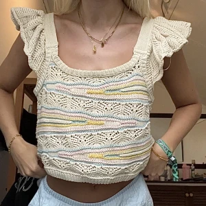 Stickad topp zara - Stickad volang topp från zara i strl M! Jag är 171 cm lång! Helt ny ❤️ använd gärna köp nu💕💕 nypris är över 350 kr!