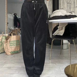 Juicy byxor - Ett par juicy byxor som knappt är använda för att dom är för stor🫶🏼