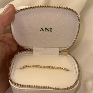 Ani jewels armband  - Säljer mitt tennis armband från ani eftersom det inte kommer till användning, det är som nytt och är i strl 17. Ny pris 1200