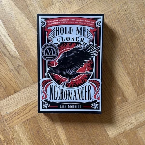 Bok - Hold me closer, Necromancer, av Lish McBride. Nyskick, engelska. 