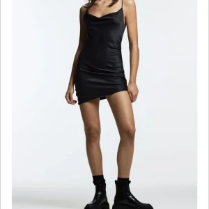 Asymmetrisk klänning  - Asymmetrisk klänning från Zara. Endast testad. Skriv för mer bilder :)