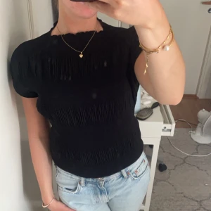 Blus  - Blus från Wera. Den är i väldigt stretchig, ribbad och i ett skönt och annorlunda material. Köptes för 500 och säljer för 250💕