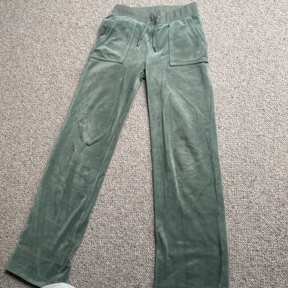 Här är ett par, gröna, nästan oanvända juicy byxor. ❤️pris kan diskuteras . Jeans & Byxor.