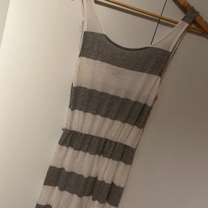 Svart&vitt klänning - Lång fin klänning, helt okej sick. Passar till vad som.