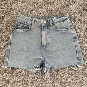 Oanvända jeansshorts från BikBok ☀️ köpta förra sommaren men är nu för små. Köpta för 399kr ☀️