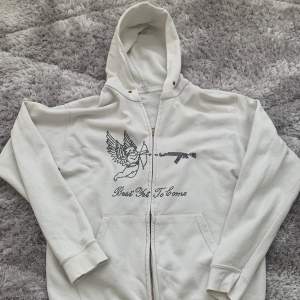 Rhinestone zip-up hoodie från  Best yet to come av modellen Angel AK47, 9/10 Strl M Endast 1 vit som säljs på plick