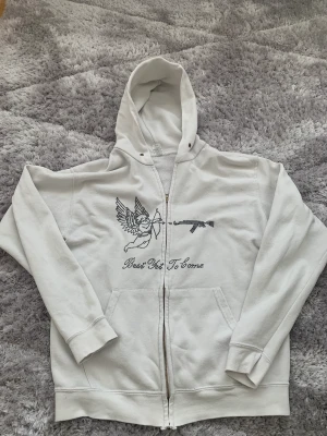 Rhinestone zip-up - Rhinestone zip-up hoodie från  Best yet to come av modellen Angel AK47, 9/10 Strl M Endast 1 vit som säljs på plick