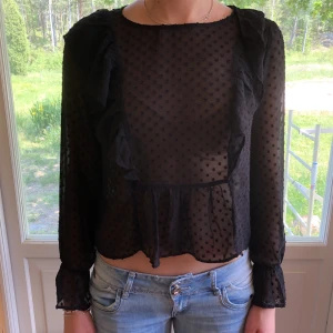 Svart blus  - Söt svart blus från lager 157, jättebra skick💞