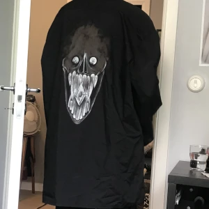 Skjorta med tryck - Skjorta med handgjort tryck☠️ Ej använd och inga skador. Stor storlek och går att ha som oversized🌱