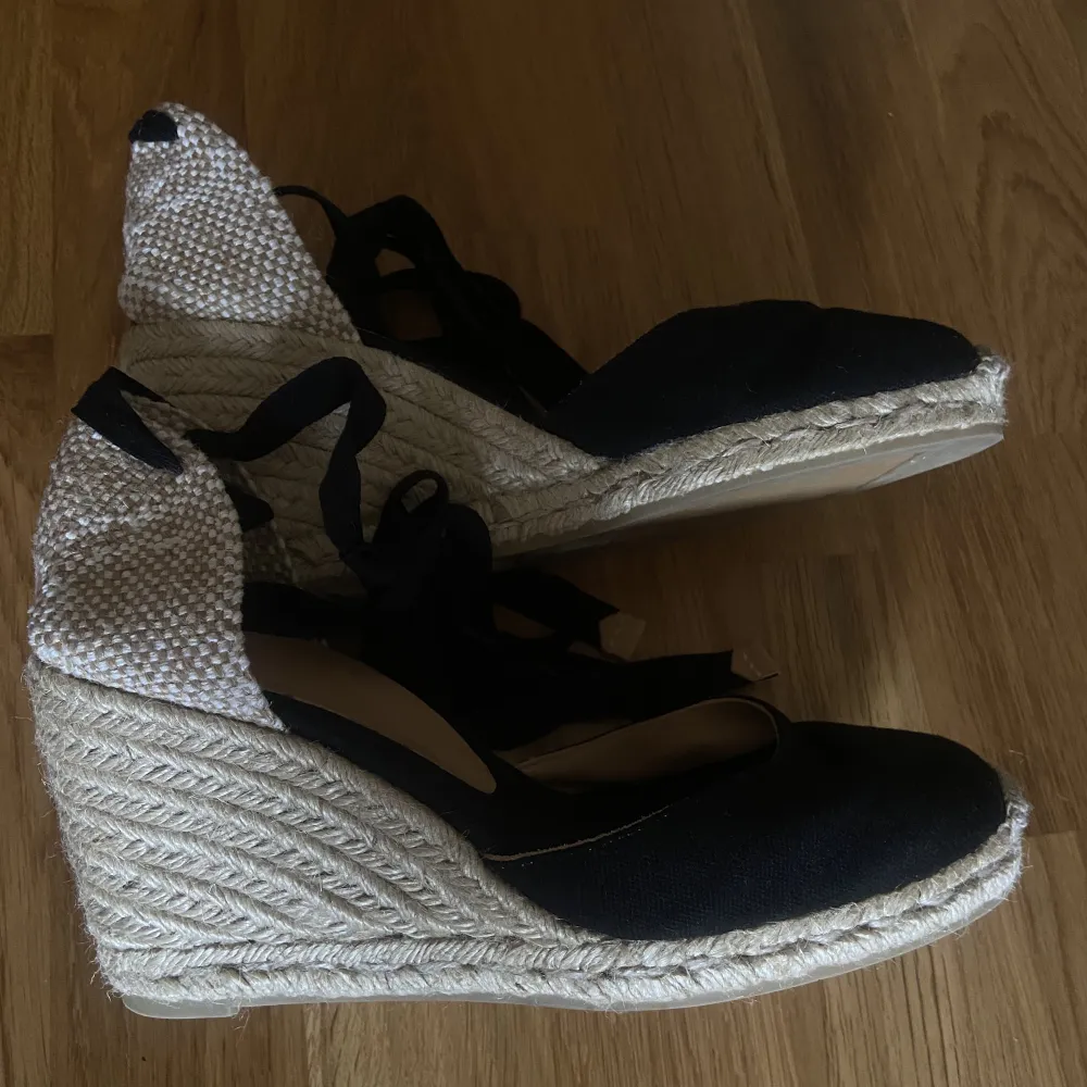 Superfina espadrillos med kilklack från Castaner. Långa snören, nypris är ca 1200kr, de är i fint skick! <3 🌸. Skor.