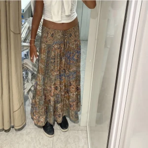 Lång kjol  - Jätte snygg långkjol som passar till Jättefin långkjol som passar till allt!❤️ Den har inga defekter och är helt ny, köpte i Mallorca!💕 inte såld !