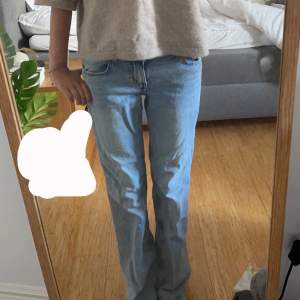 skitsnygga jeans från h&m i modellen ”flare low jeans” ❤️ säljer pga de är en storlek för stora 💋 använda 2 ggr❤️