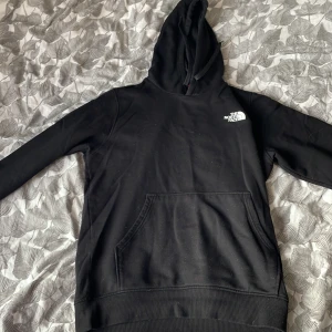 North face hoodie  - Säljer en riktigt schysst north face hoodie är använd men har inga defekter 