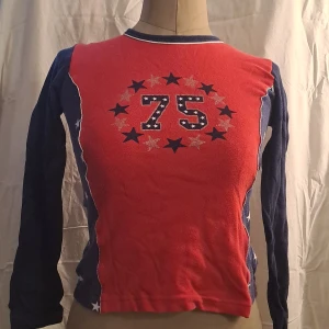 Långärmad tröja med stjärnor  - Str. 158/164 men kan nog passa xs-m. Lite nopprig. För mer info skicka pm. Pris är diskuterbart vid snabb affär. 💖Köparen står för frakten. Ansvarar inte för paketet under frakt. 