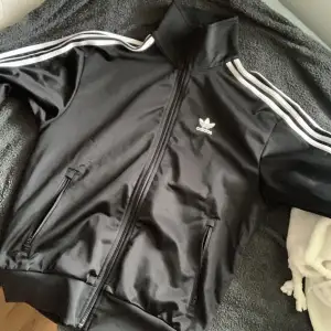 Adidas tröja i XS. Precis som ny. Nypris 800 säljer för endast 400