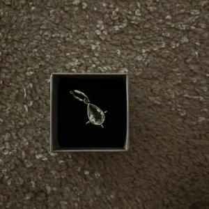 Maria Nilsdotter Örhänge - Örhänge från Maria Nilsdotter. Säljs ej längre på sidan. Köpte på plick för 2100kr men har aldrig använt. Nyskick!❤️ Obs kan endast posta som tidigast i augusti 