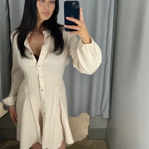 Linne klänning  - Använd en gång! Skön sommar klänning. Går knyta bandet runt och finns även knappar man kan öppna hela vägen. 