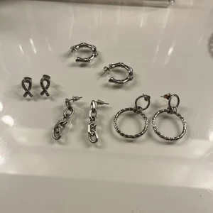 Örhängen  - Aldrig använt, kan rengöra innan jag skickar iväg dom det skulle önskas. Alla örhängen ingår i priset 