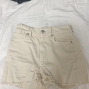  Beiga jeans shorts  -  Beiga snygga jeans shorts från Bikbok knappt använda 