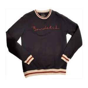 snygg tröja  - tröja som inte kommer till användning mer men va en favorit innan. Bra märke och bra material sitter fint på och är storlek M 