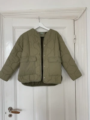 Zara jacka  - Oanvända jacka från Zara (barnavdelning) men passar XS
