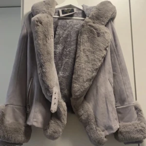 Kacka - Aldrig använd. Fake päls