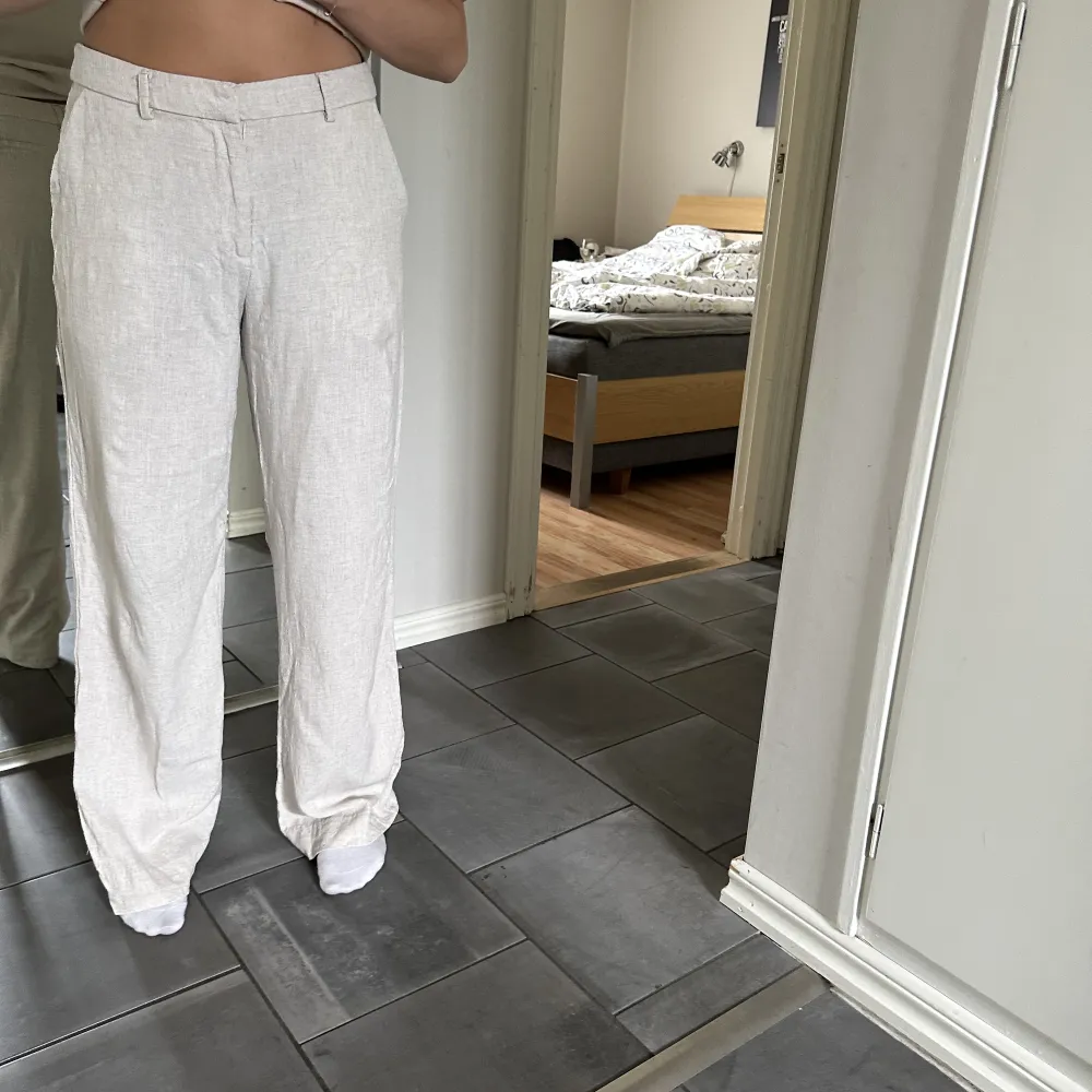 Loose linen pants från nelly Använda två gånger och tvättade en gång Modellen är 160cm lång. Jeans & Byxor.