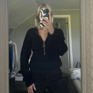 Stickad tröja med dragskedja - Stickad tröja med dragkedja från NA-KD. 200 kr + frakt 🖤