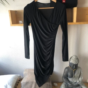 Snygg klänning från Club L - Snygg klänning i fin figursydd modell. Från Club L. Helt Ny!!!