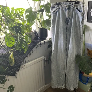 Monki wide leg jeans - Monkis wideleg jeans YOKO i strlk 29. Sparsamt använda, dock har de vart för långa för mig därav smått slitage längst nere. Hör av dig vid frågor eller funderingar, köparen står för frakten, jag samfraktar gärna så kolla in mina andra annonser💕💕