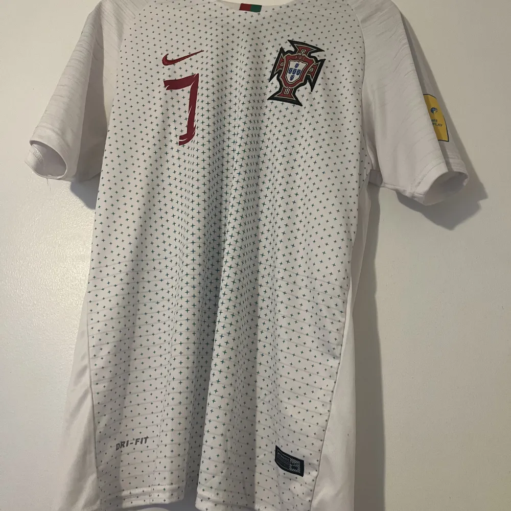 Storlek M Portugals Borta ställ 2018. T-shirts.