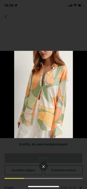 Skjorta NA-KD stl 36 - Färgglad mönstrad skjorta från NAKD i satinliknande material. Storlek 36, lite oversize modell. Väldigt fint skick!  Skickas med postnord eller hämtas i Visby.