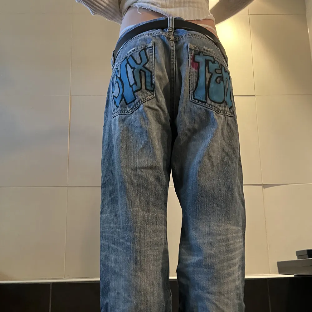  These pants are customised by graffiti artist in Malmö, I do really love these plans, but it’s time to move on to a more fit owner who will cherish them (disclaimer they have a hole in the front but it’s part of the fit) . Jeans & Byxor.