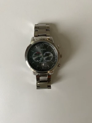 Gant klocka - Fin gantklocka som behöver byta batteri vilket man enkelt och billigt kan göra på klockbutiker. För några 100-lappar.  42mm  Säljs pga flytt.