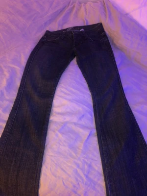 Mörkblå/ grå jeans  - Snygga utsvängda jeans! Bra skick och bra kvalite!