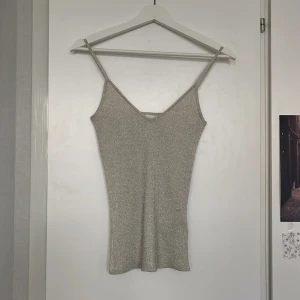 Glitter linne - Gulligt linne från hm, köpte begagnat💗 lappen finns ej kvar, men vet att stl är xs❤️ hör av dig vid intresse🌟 frakt tillkommer 